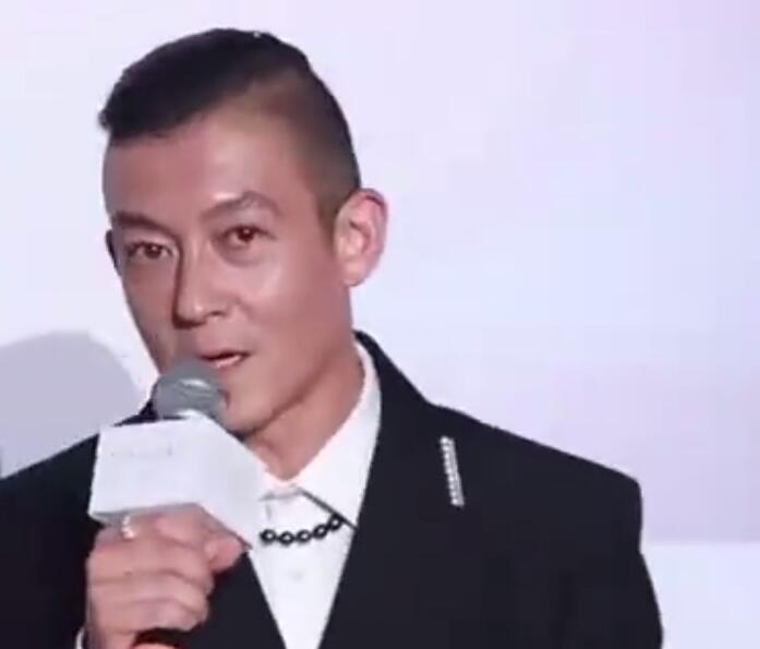 经纪人回应陈冠希飞机争执:他也有优先下机权